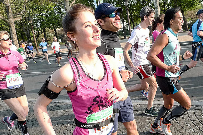 Chica corriendo en la maratón de París