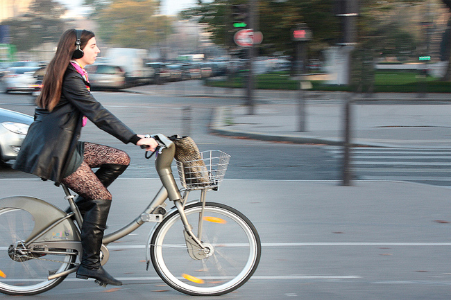 Ragazza in bicicletta, Velib di Parigi